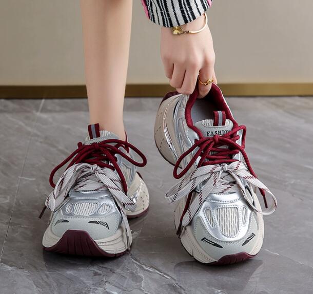 レディース厚底ランニングシューズ白赤