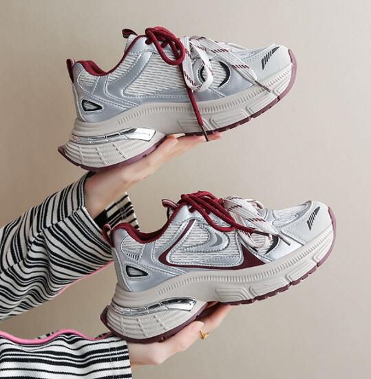 レディース厚底ランニングシューズ白赤