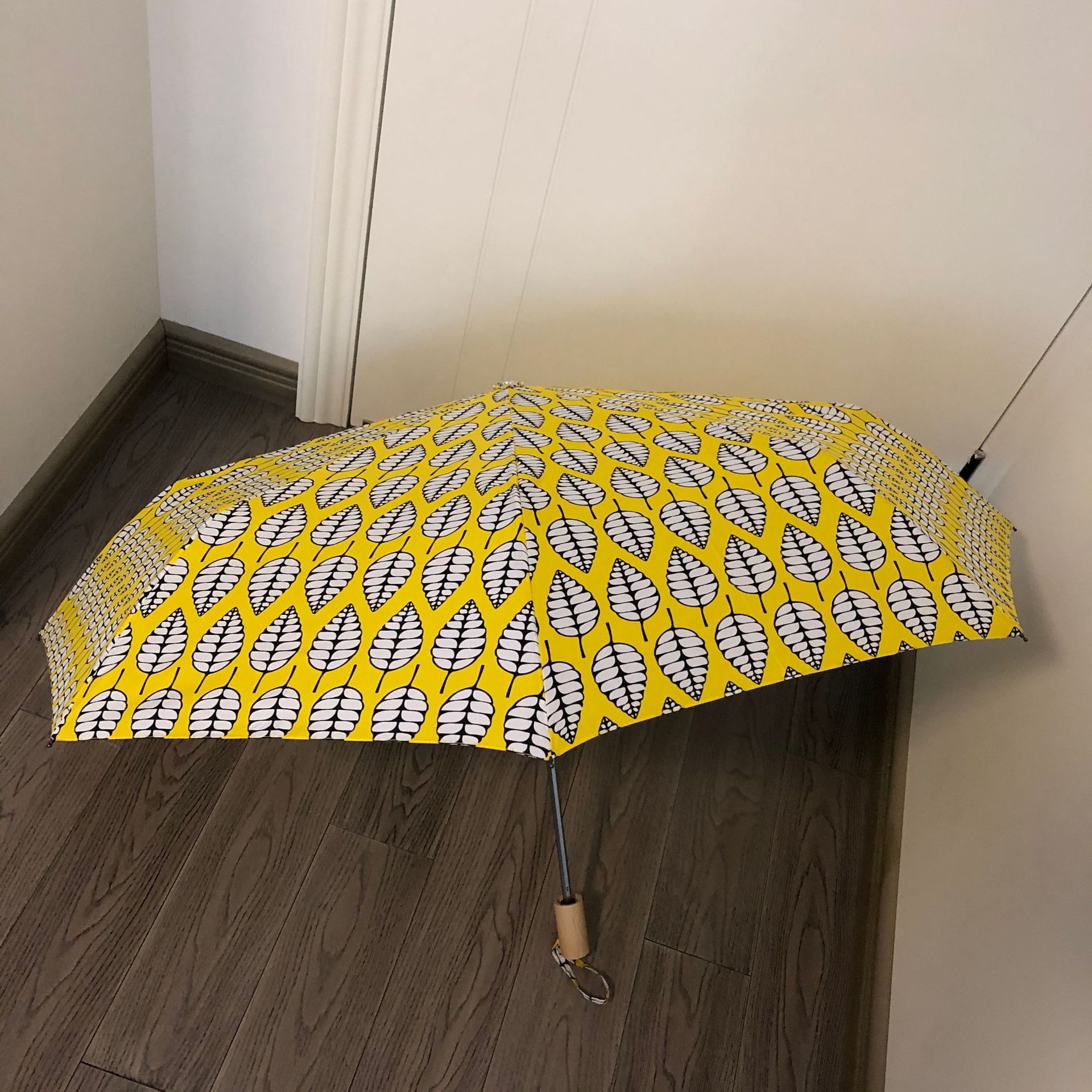 日傘 北欧風リーフ柄折りたたみ日傘 木製持ち手