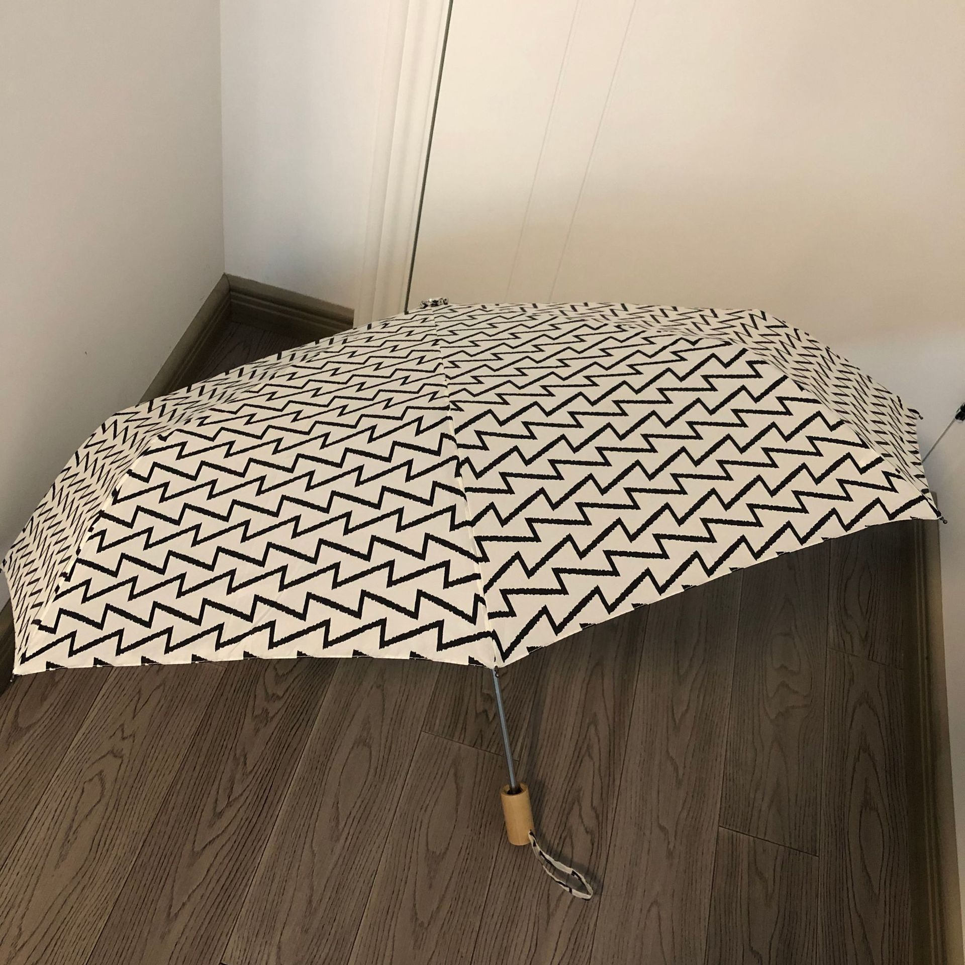 日傘 北欧風リーフ柄折りたたみ日傘 木製持ち手