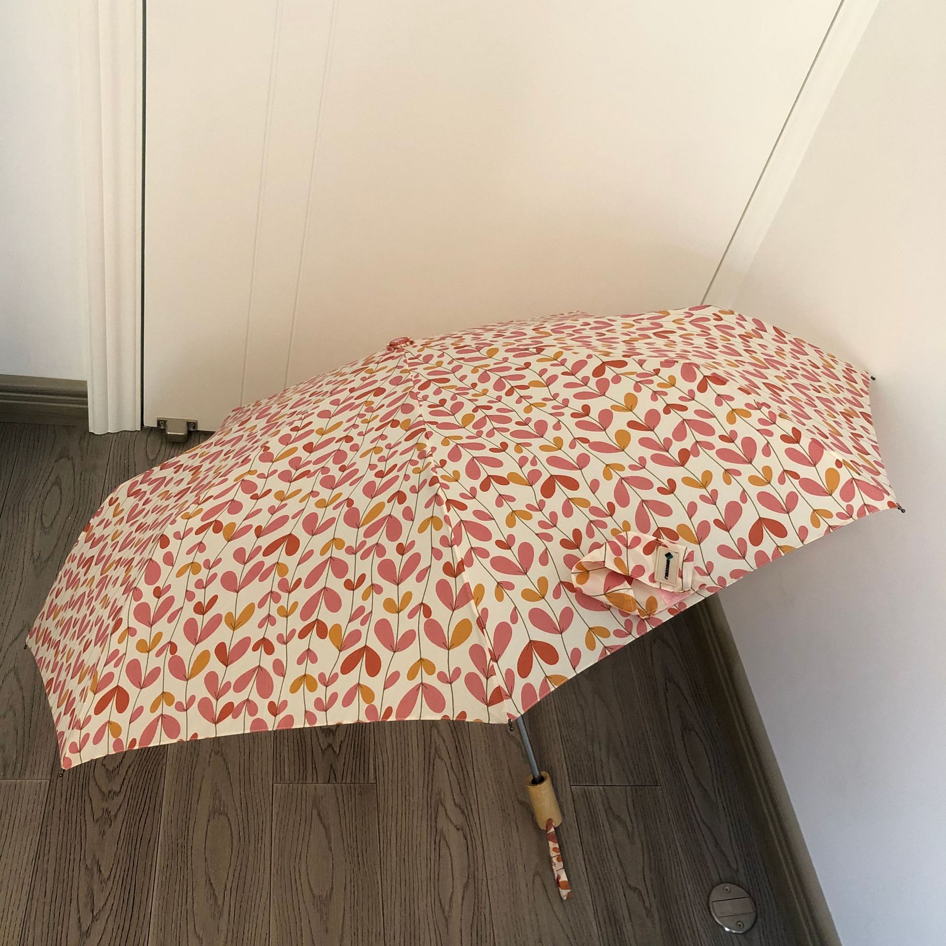 日傘 北欧風リーフ柄折りたたみ日傘 木製持ち手