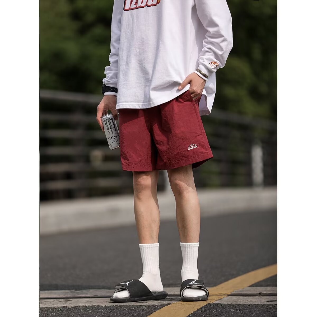 赤コーデ アウトドア風リラックスハーフパンツ