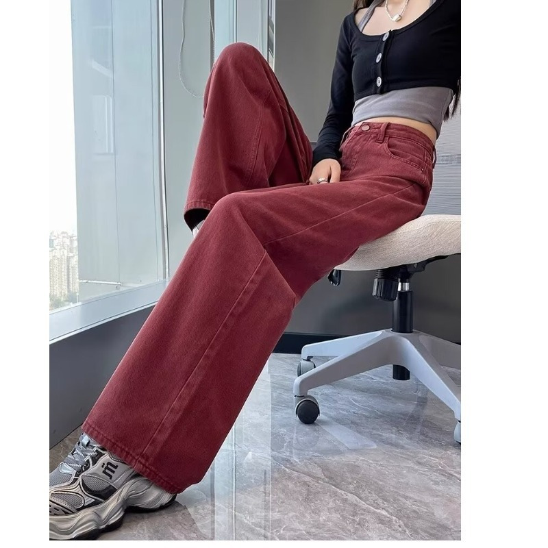 赤コーデ ゆったりストレートデニムパンツ