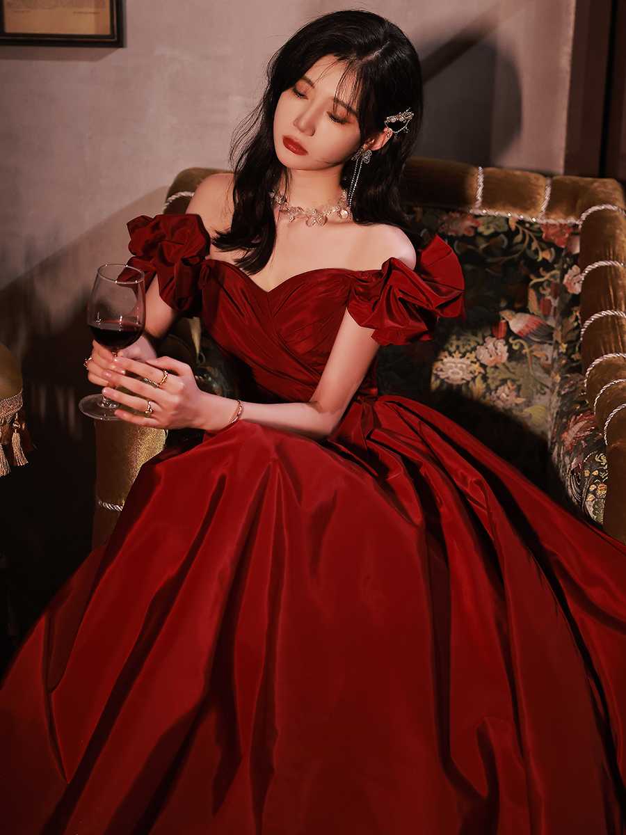 憧れの特別な夜に！赤ドレスコーデで輝く自分になれるアイテムおすすめ5選