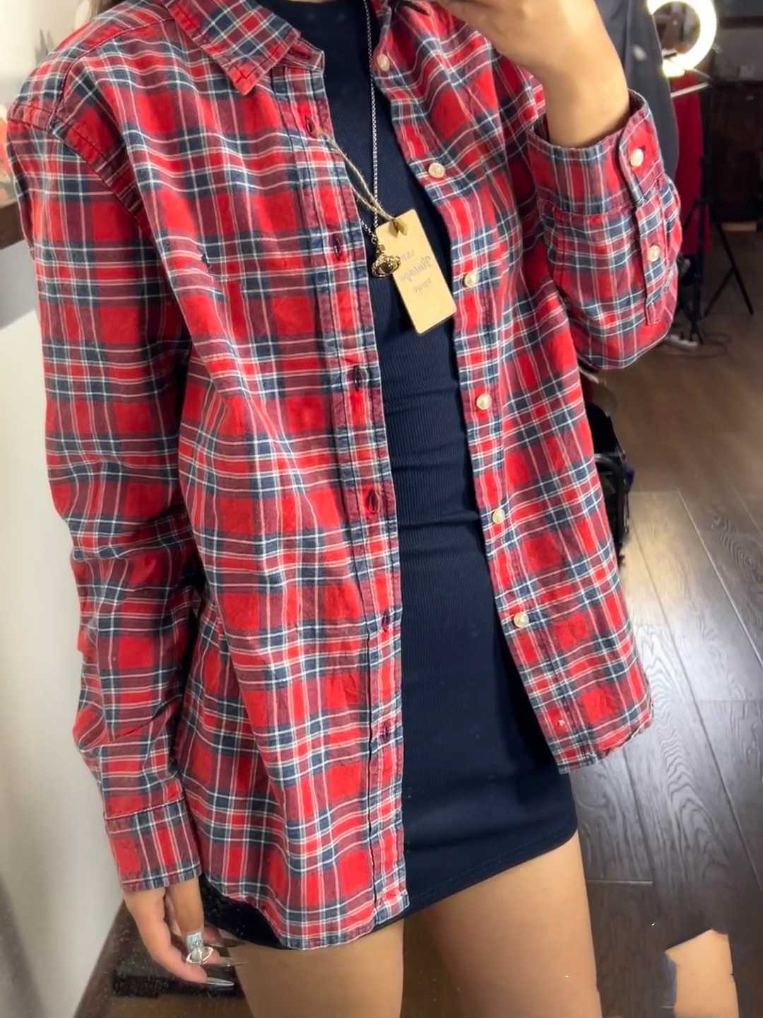 赤シャツで楽しむ古着コーデ！あなたのスタイルを彩るアイテム5選