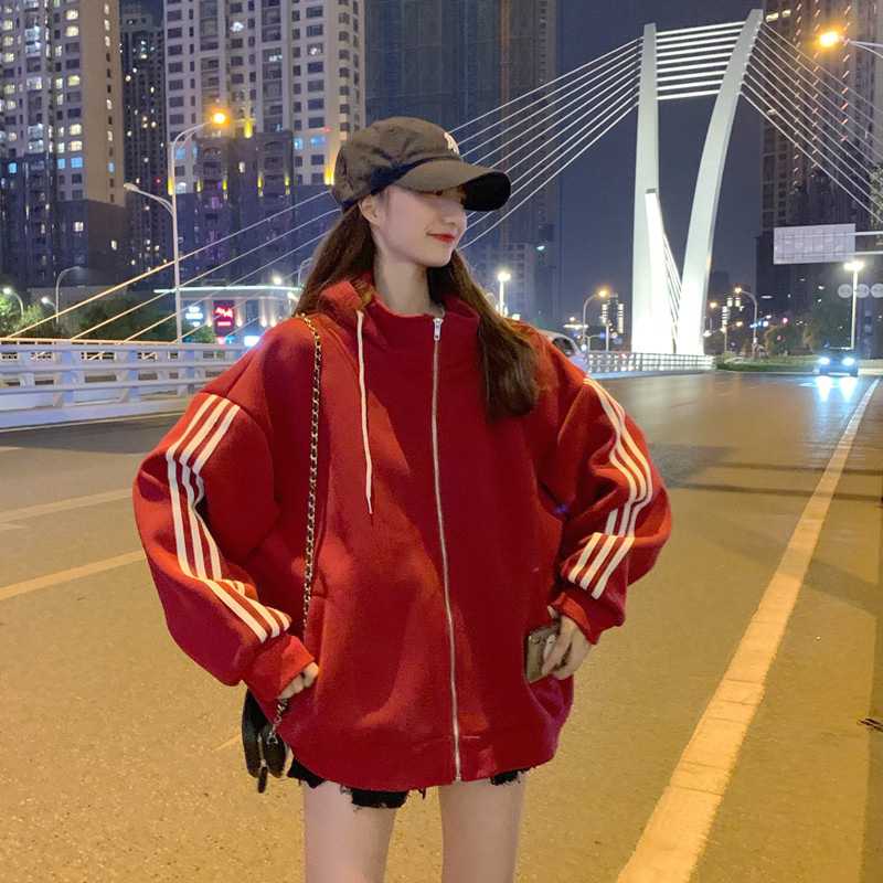 街で目を引く!赤ストリートコーデを完成させるアイテムおすすめ5選