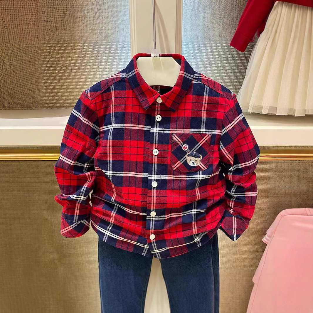 個性が輝く！赤いチェックシャツコーデ5選