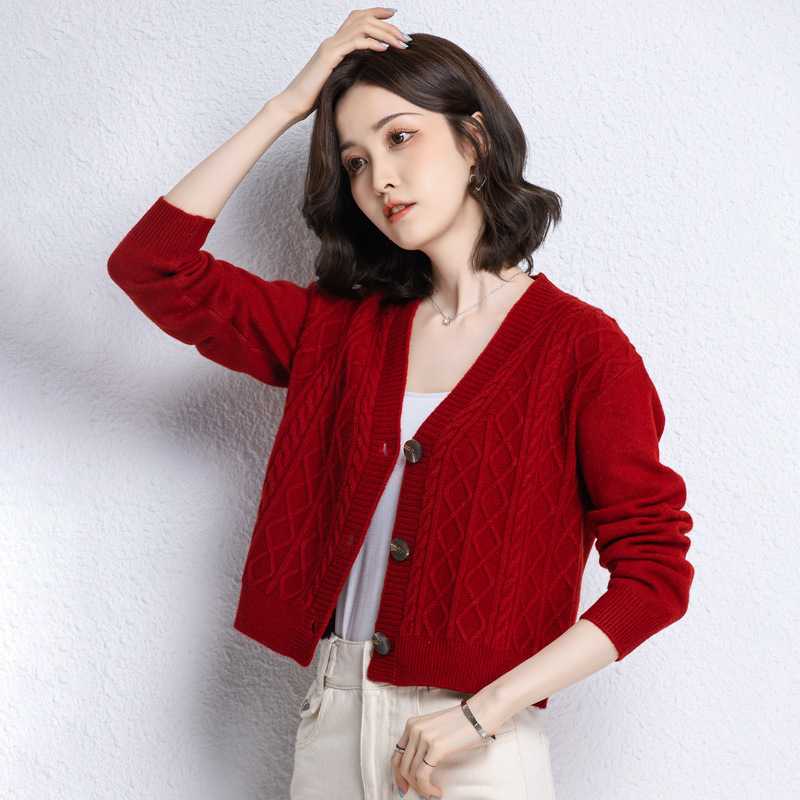 50代がスニーカーに合う赤コーデ レディースで足元から華やかさをプラスするアイテム5選