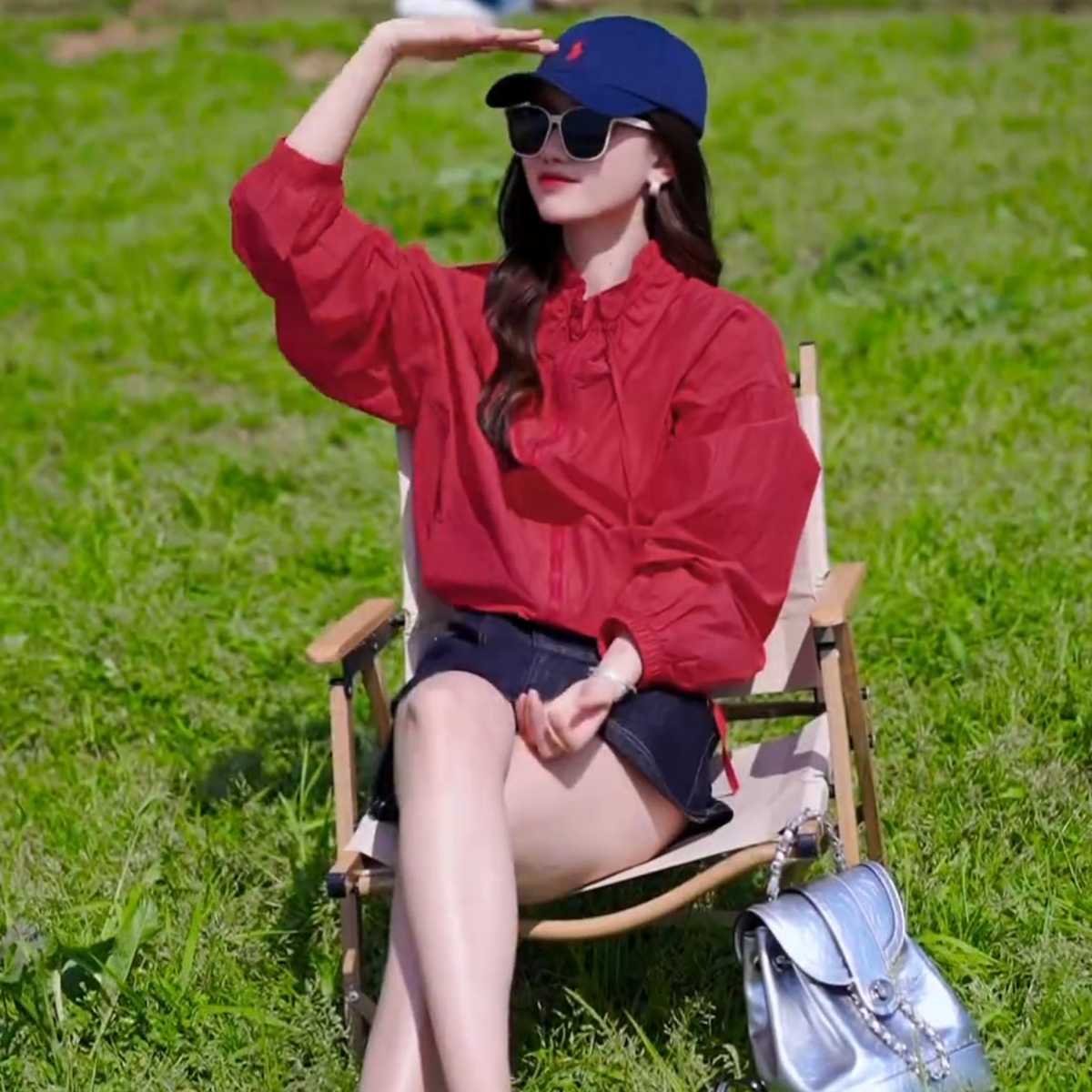 キャップで個性を引き立てる赤色コーデが楽しめるアイテム5選