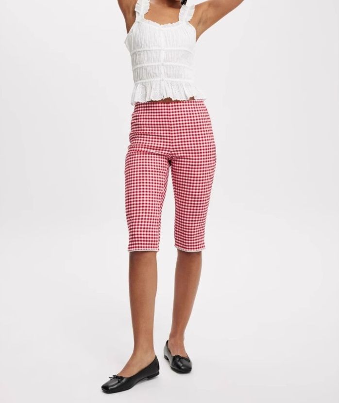 赤コーデ ギンガムチェック柄膝丈ハーフパンツ
