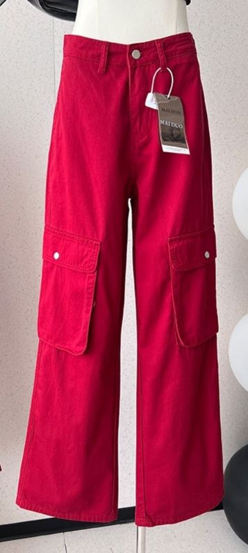 赤コーデ フラップポケット付きワイドカーゴパンツ