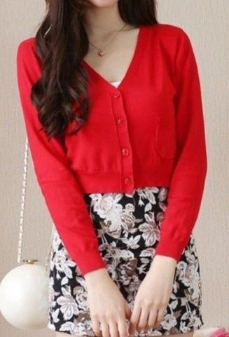 赤コーデ 深い襟ぐりが魅力的なショート丈カーディガン