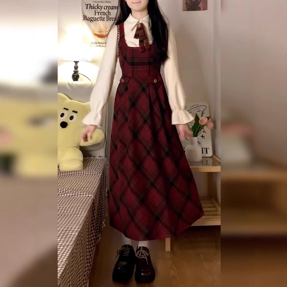 赤コーデ フリル襟チェック柄サロペットワンピース