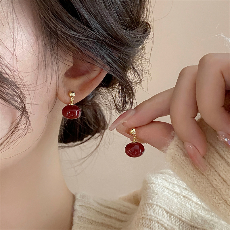 赤コーデ 艶やかな玉飾りジュエルピアス
