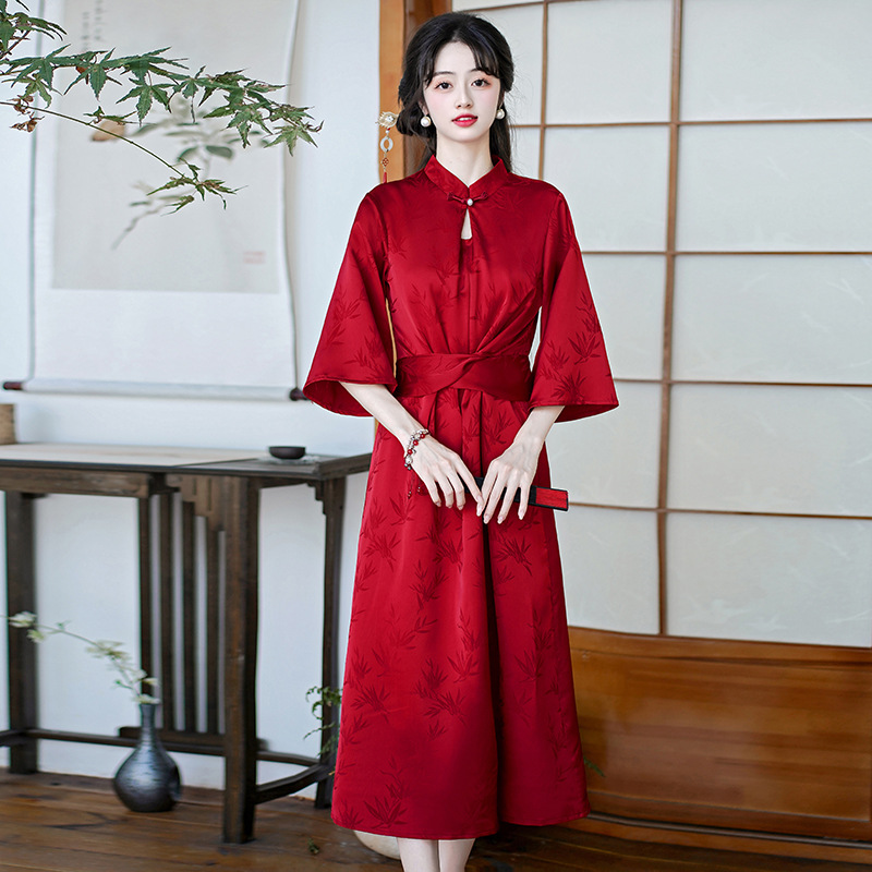赤コーデ 優美な袖広がり チャイナ風ワンピース