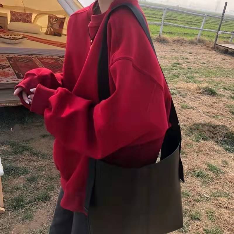 赤コーデ 赤コーデ ゆったりシルエット スウェット