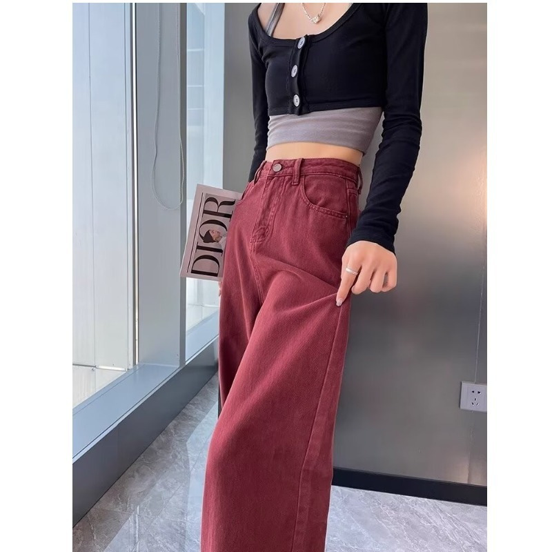 赤コーデ ゆったりストレートデニムパンツ