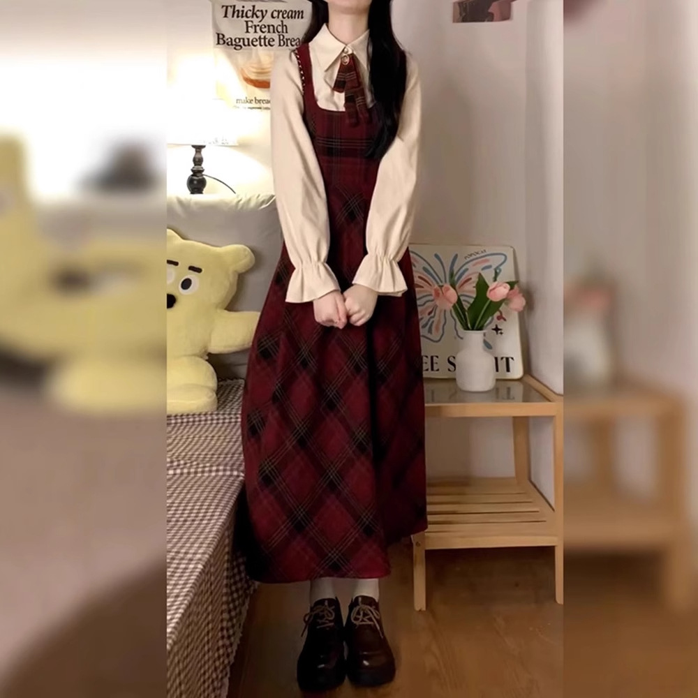 赤コーデ フリル襟チェック柄サロペットワンピース