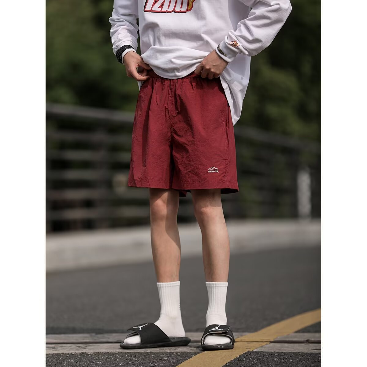 赤コーデ アウトドア風リラックスハーフパンツ