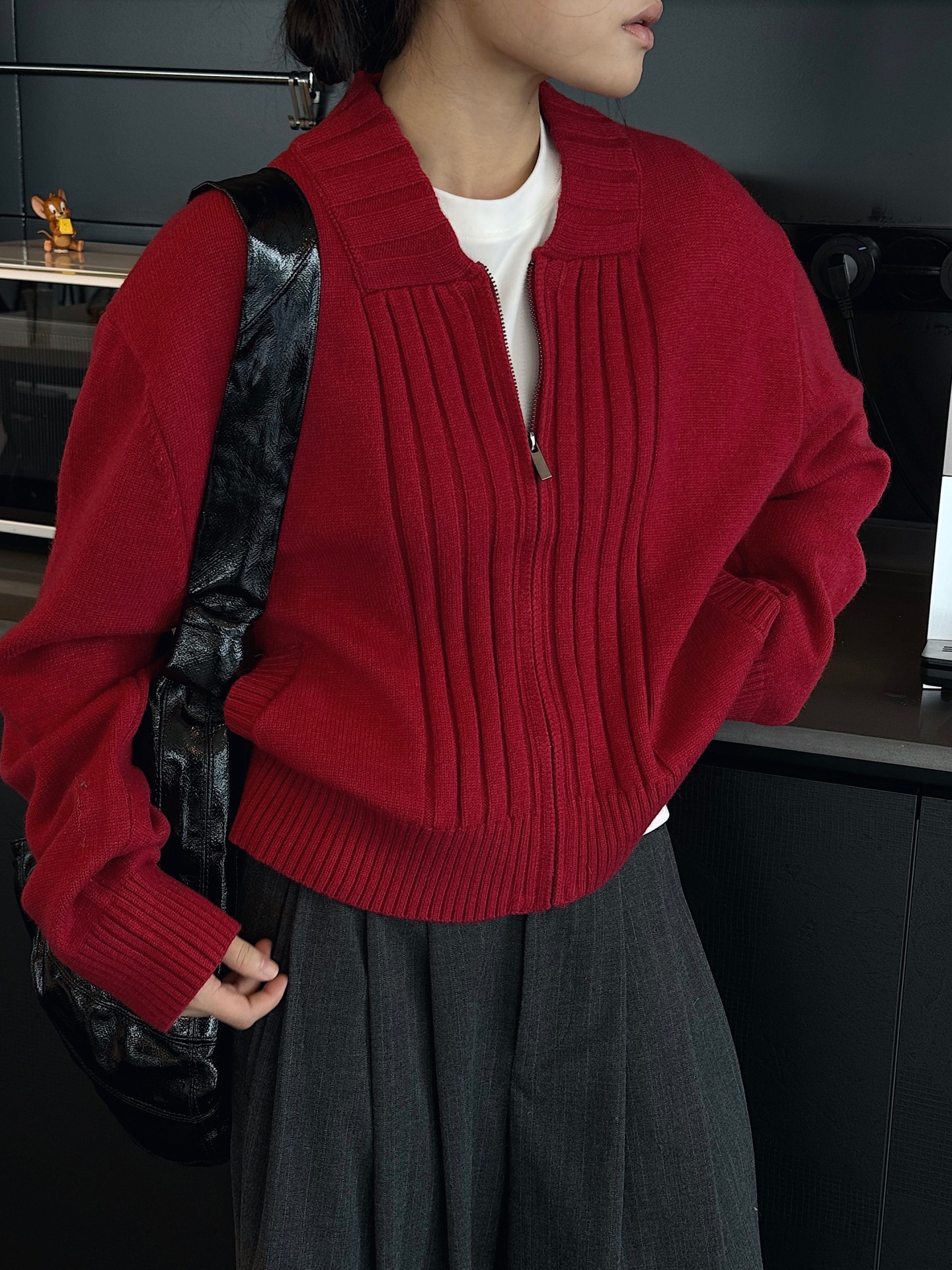 赤コーデ 前立てプリーツジップニット
