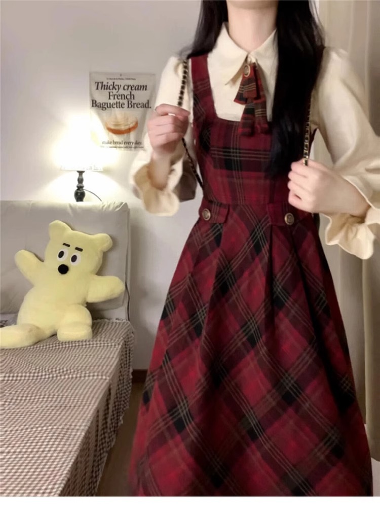 赤コーデ フリル襟チェック柄サロペットワンピース