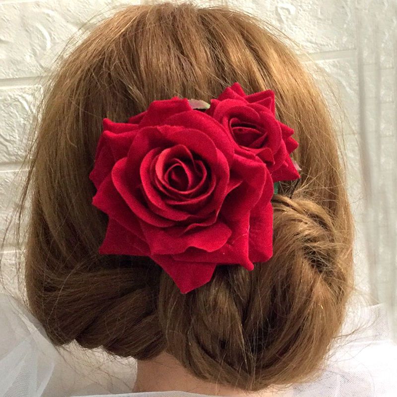 赤コーデ 艶やか薔薇髪飾り