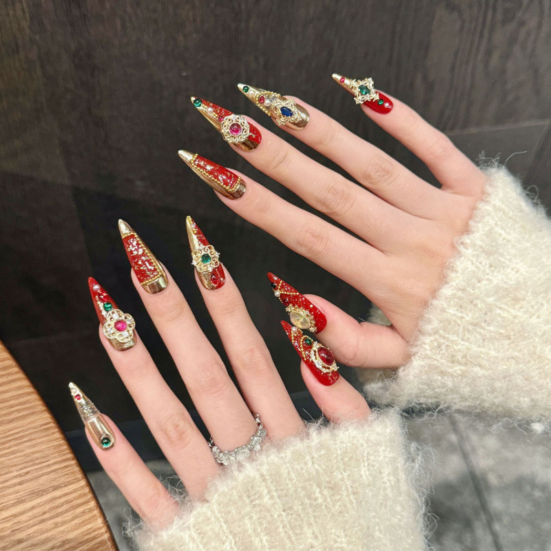 赤コーデ 煌めき宝飾スティレット
