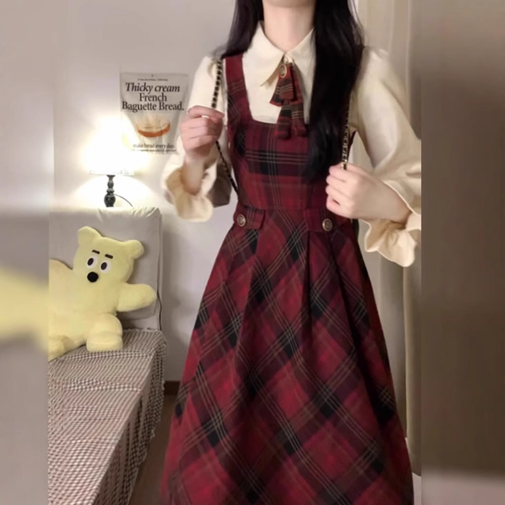 赤コーデ フリル襟チェック柄サロペットワンピース