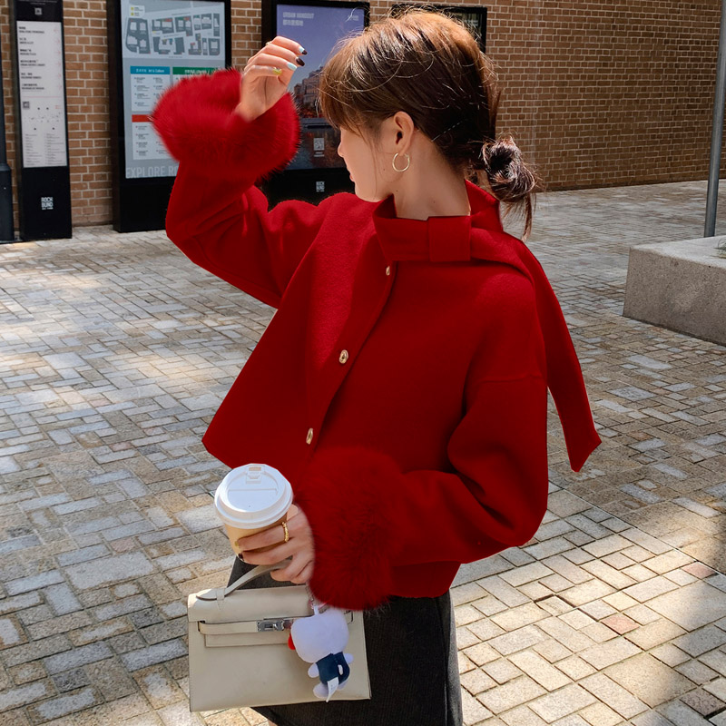 赤コーデ ファーカフス付きショートコート