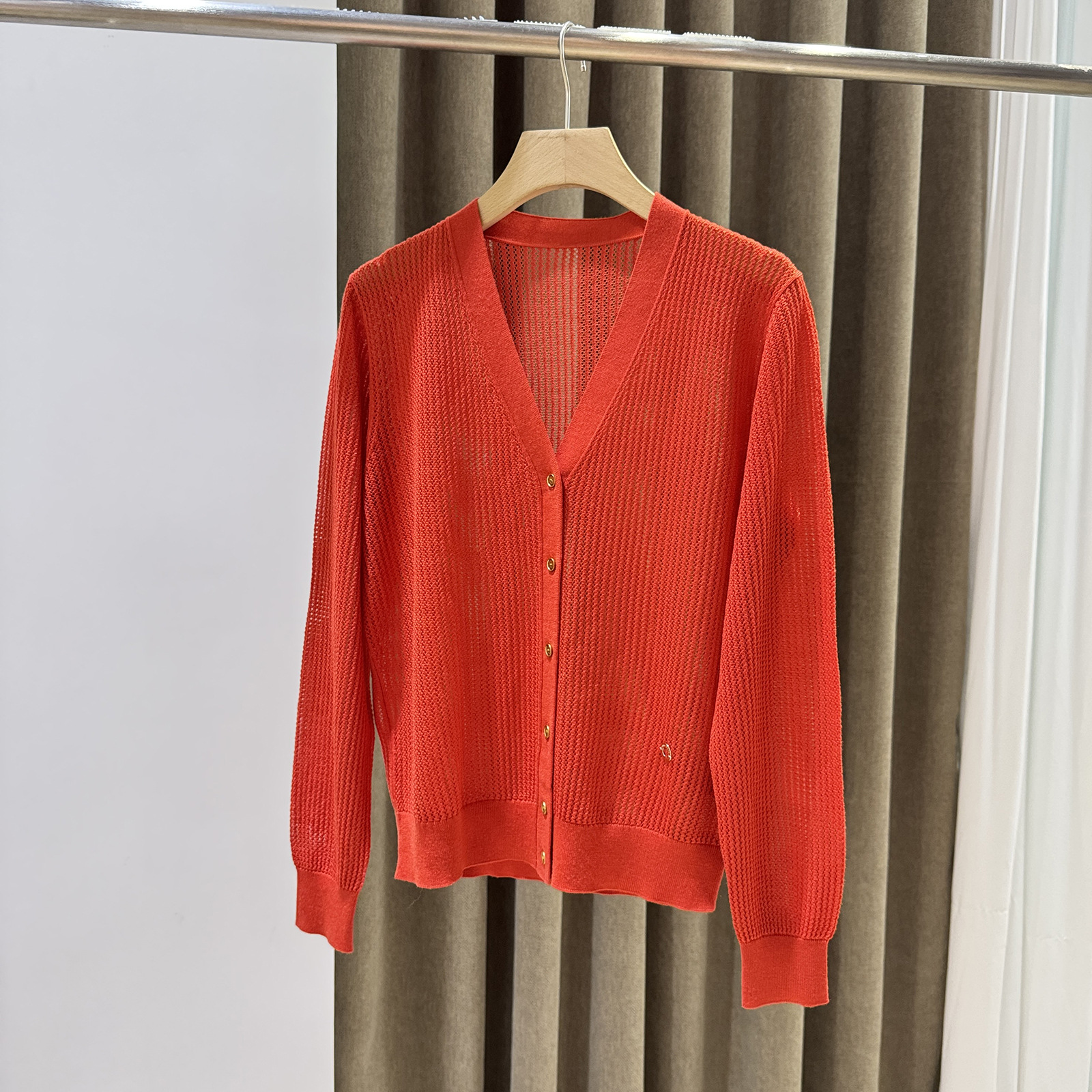 赤コーデ 透かし編みが美しいブイネックニットカーディガン
