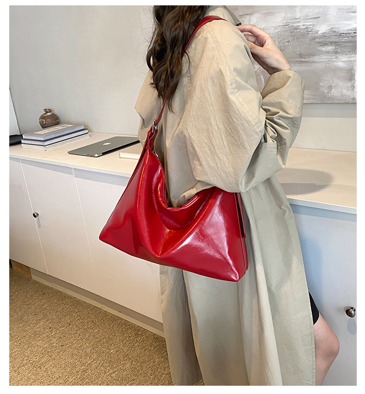 赤コーデ しっとり光沢ショルダーバッグ