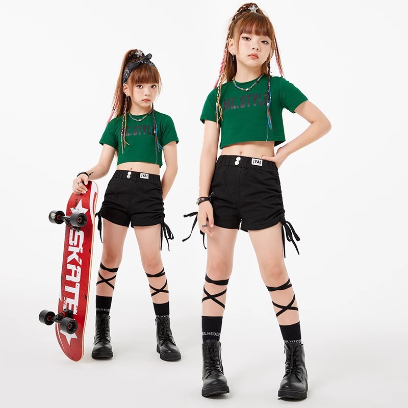 キッズダンス衣装 ヘソ出しショートトップスとショートパンツのセットアップ