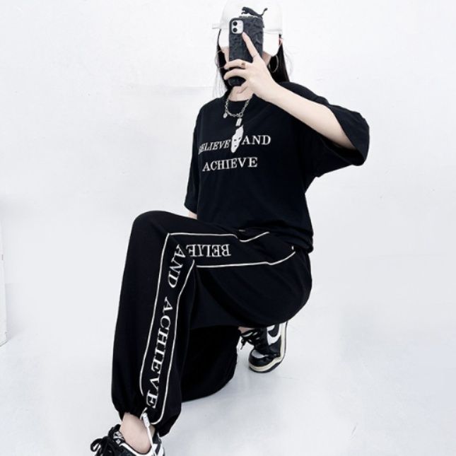 ダンス衣装 英字ロゴ入り半袖トップスとワイドパンツのセットアップ