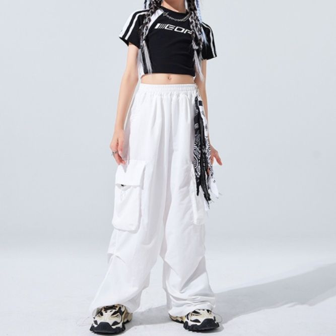 ダンス衣装 ライン入りへそ出しトップスとワイドカーゴパンツのセットアップ