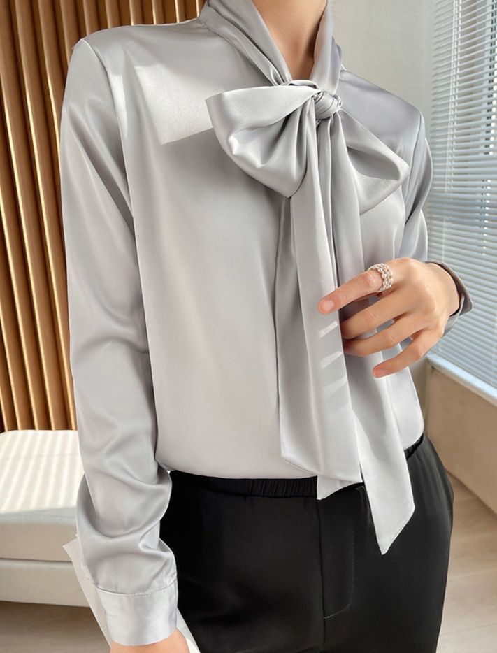 リボンブラウス 光沢サテン生地のビックリボン付き長袖ブラウス
