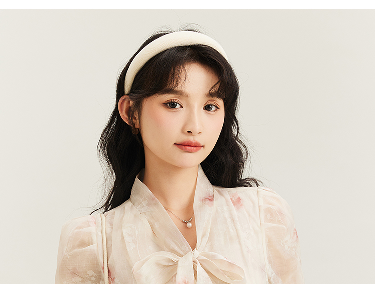 リボンブラウス 優美な花柄ボウタイブラウス