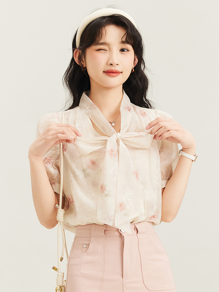 リボンブラウス 優美な花柄ボウタイブラウス