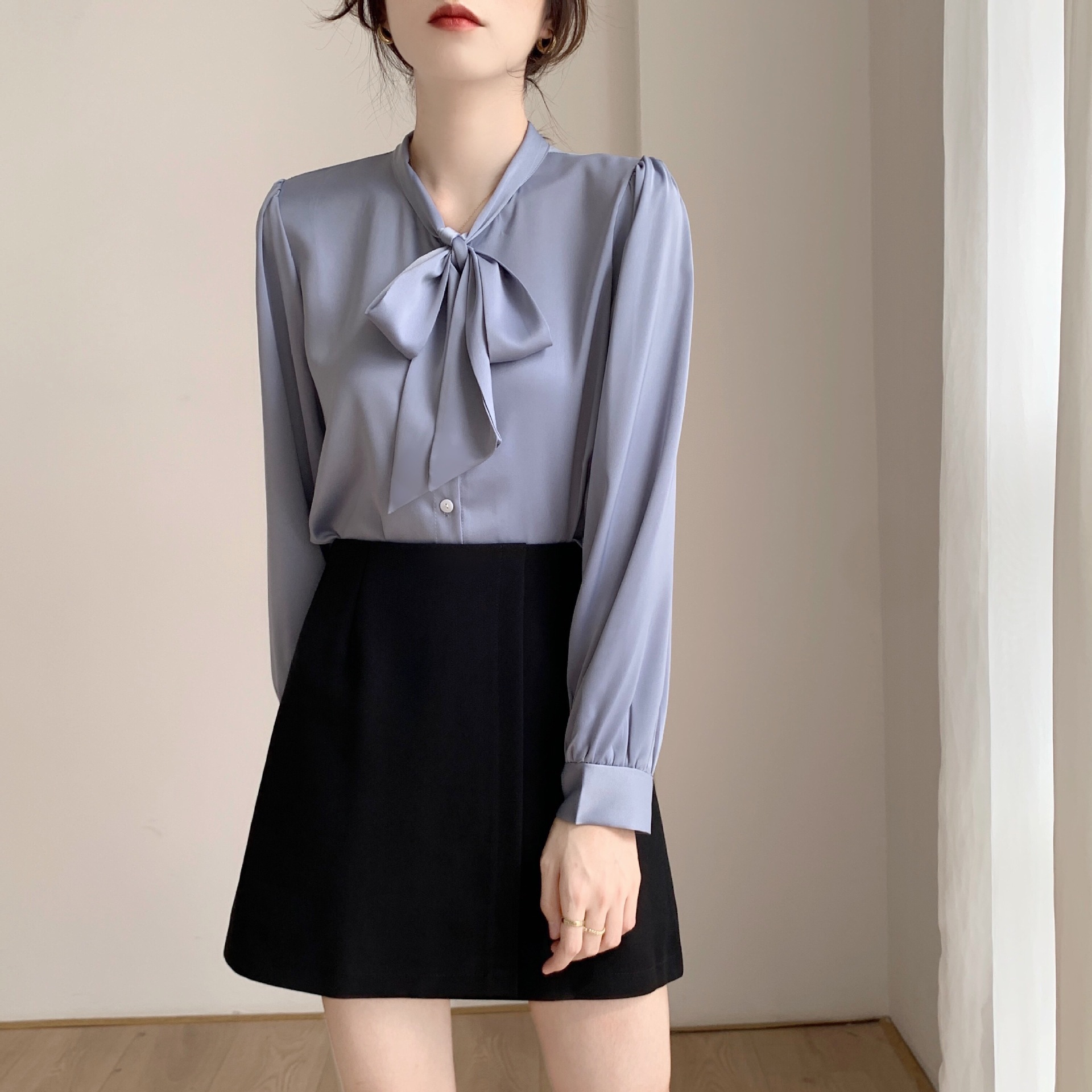 リボンブラウス パフスリーブ光沢サテンボウタイリボンブラウス