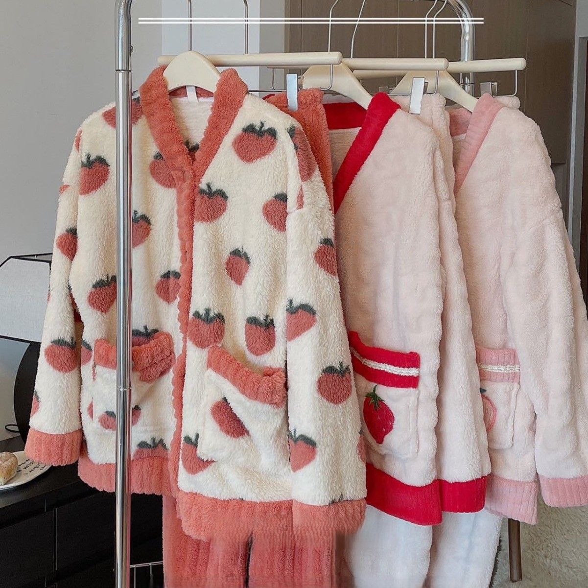 レディースルームウェア前開き冬用裏起毛いちご柄暖かパジャマ