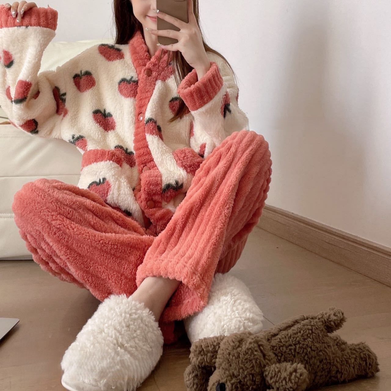 レディースルームウェア前開き冬用裏起毛いちご柄暖かパジャマ