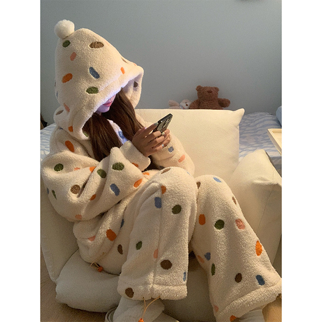 https://fulmo-img-server.com/roomwear-lab/c4d95848-04cd-4dbb-81c9-0f1700865287.jpg