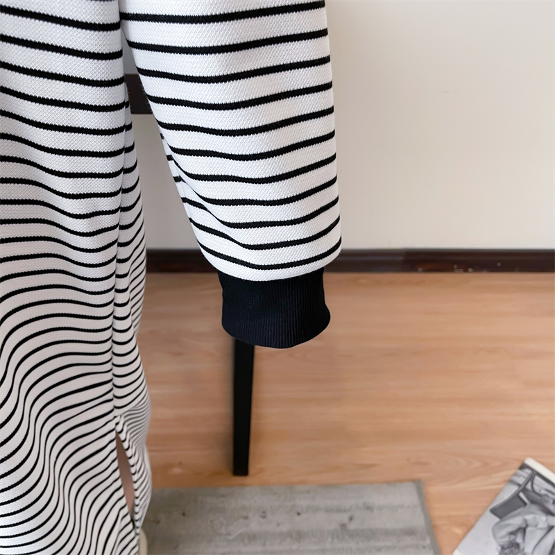 https://fulmo-img-server.com/roomwear-lab/cd49a8b3-d322-402b-adee-458cd0fb5ce0.jpg