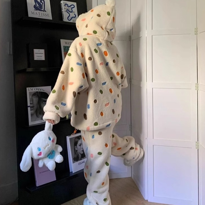 https://fulmo-img-server.com/roomwear-lab/f7c7a5b6-9a7a-4a63-bc0f-2e6aeff1368a.jpg