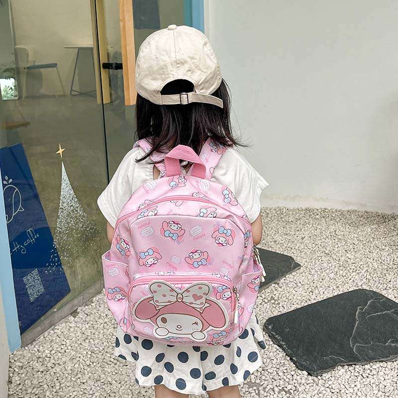 かわいいキャラクターの子どもリュック