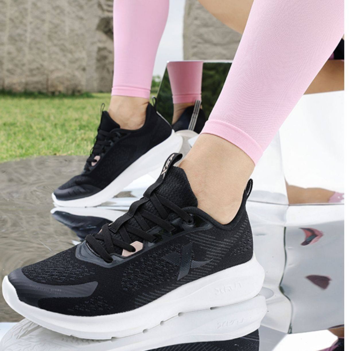 フィットネスシューズ 軽量通気性メッシュ厚底ランニングシューズ