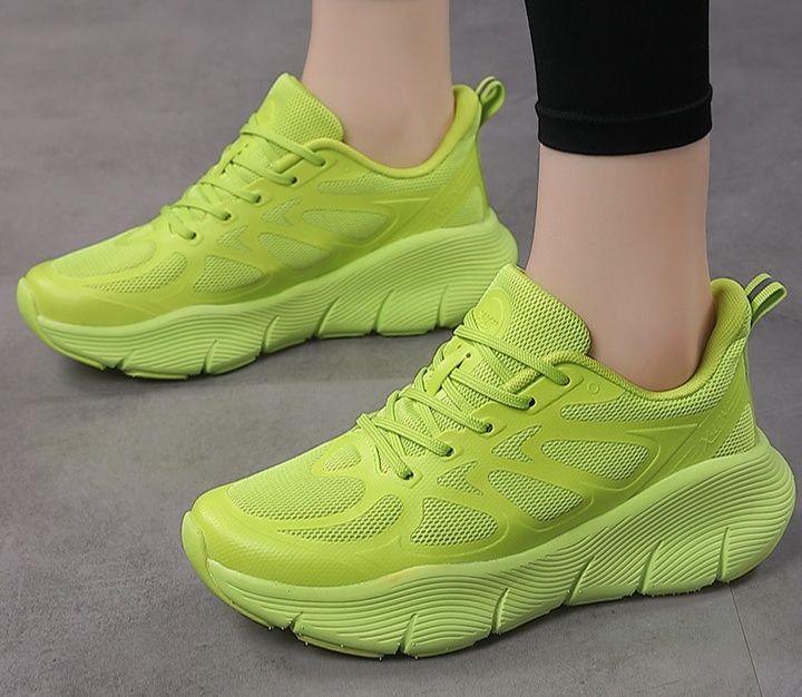 フィットネスシューズ 軽量通気メッシュ厚底ランニングシューズ