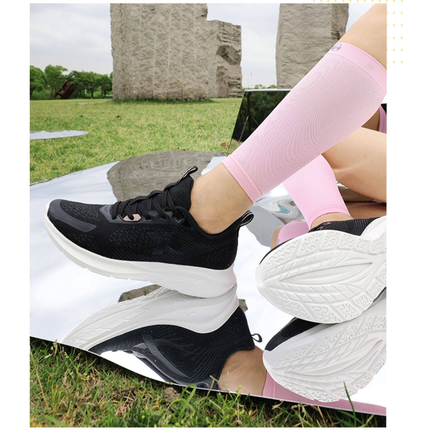 フィットネスシューズ 軽量通気性メッシュ厚底ランニングシューズ