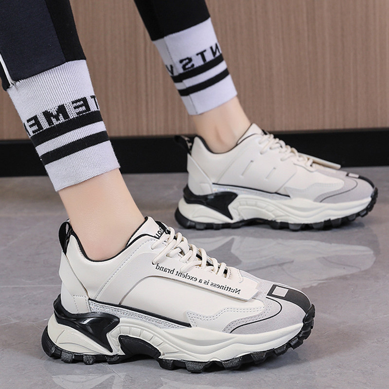 フィットネスシューズ 厚底ソール搭載衝撃吸収ランニングシューズ