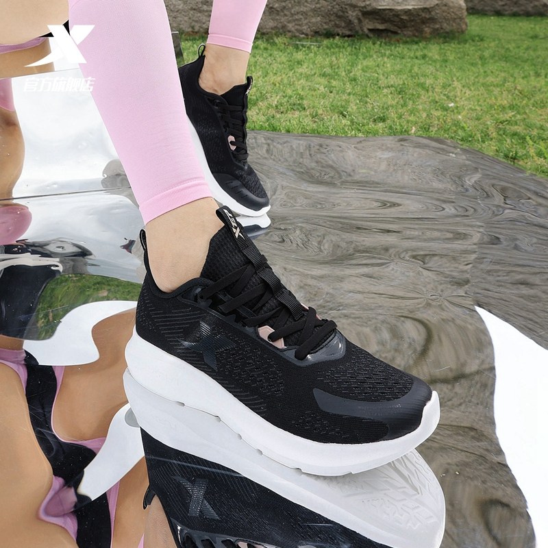 フィットネスシューズ 軽量通気性メッシュ厚底ランニングシューズ