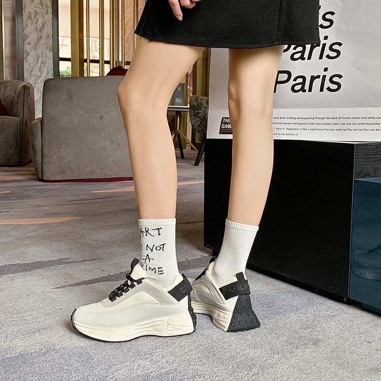 フィットネスシューズ 厚底ソール搭載ランニングフィットネスシューズ